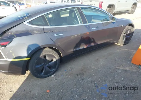 2019 Tesla Model 3 Long Range/Performance z USA, uszkodzony, nr VIN 5YJ3E1EB5KF418119